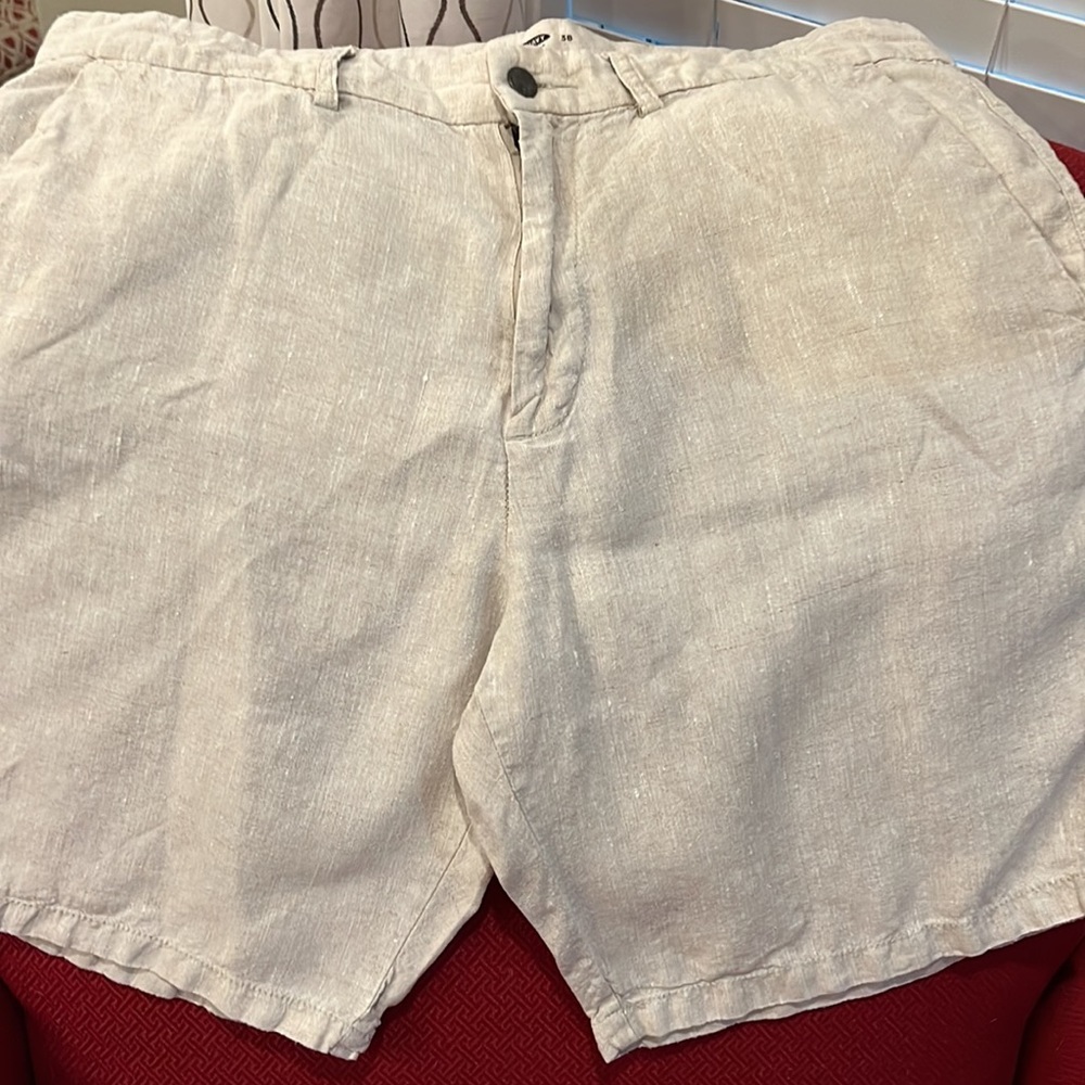Old Navy, cream linen men’s 38 shorts! Like new condition!!
